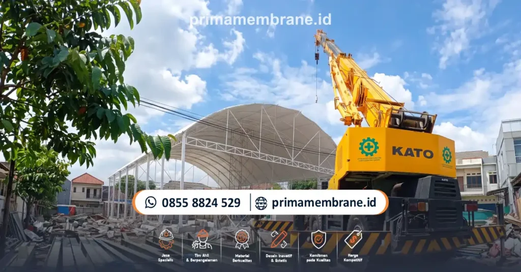 Proses konstruksi atap membrane lapangan padel Proses konstruksi atap membrane lapangan padel
